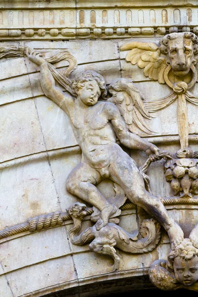 Figur, Fassade der Universität von Alcala de henares, Madrid, Spanien — Stockfoto