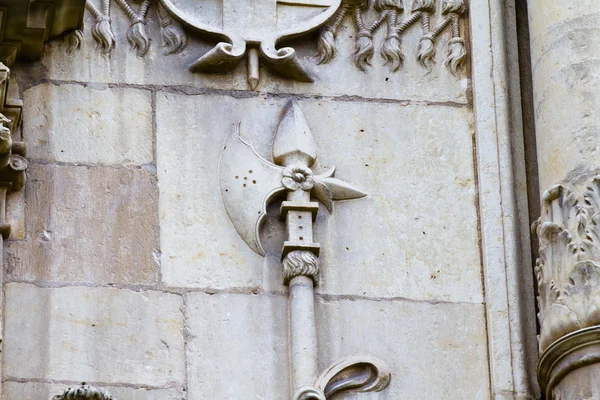 Axe bas-relief, fachada da Universidade de Alcala de Henares, Madrid, Espanha — Fotografia de Stock