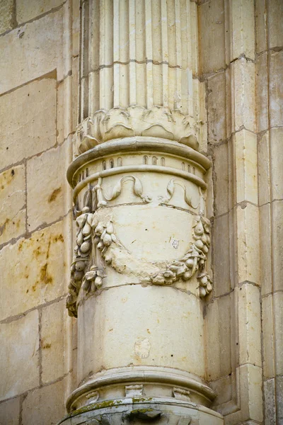 Греческая колонна, фасад университета Алкала де Энарес, Мадрид, Испания — стоковое фото