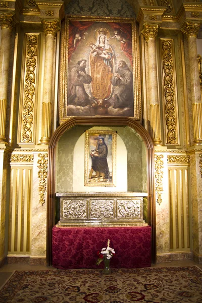 Golden chapel, siffror och målningar av gotisk stil — Stockfoto