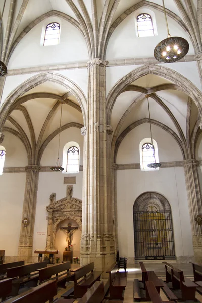 Wnętrze katedry w alcala de henares, łuki i kopuły — Zdjęcie stockowe