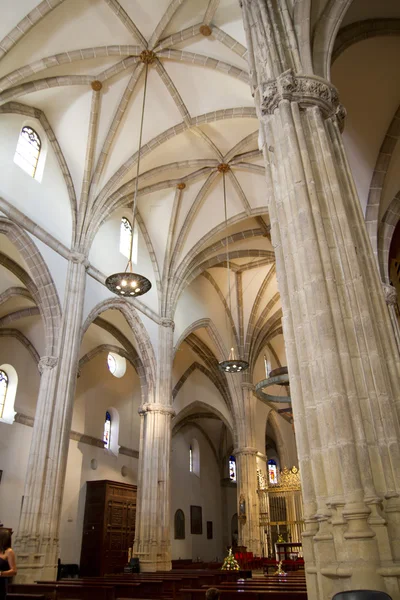 Interior de la Catedral de Alcalá de Henares, arcos y cúpula — Foto de Stock