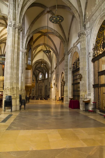Интерьер собора Алькала-де-Энарес, арки и купол — стоковое фото
