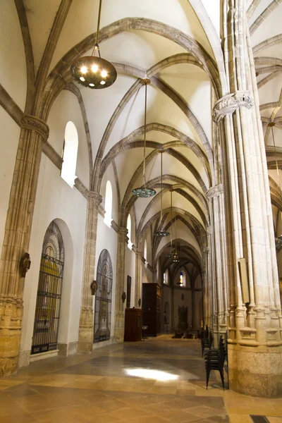 Innenraum der Kathedrale von Alcala de henares, Bögen und Kuppel — Stockfoto
