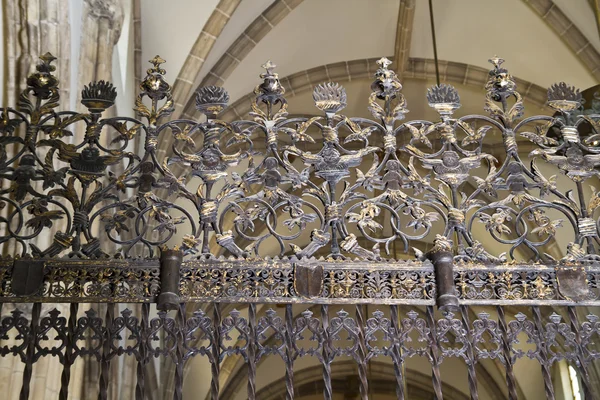 Interieur van de kathedraal van Katehdraal van Alcalá de henares, bogen en koepel — Stockfoto