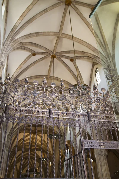 Interior da Catedral de Alcala de Henares, arcos e cúpula — Fotografia de Stock