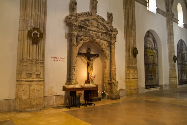 Interno della Cattedrale di Alcala de Henares, archi e cupola — Foto Stock