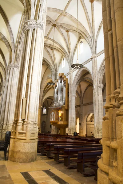 Interior da Catedral de Alcala de Henares, arcos e cúpula — Fotografia de Stock