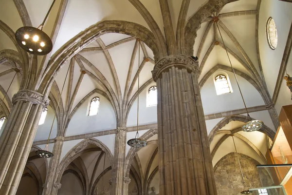 Соборный нефа, пространство с готическими колоннами — стоковое фото