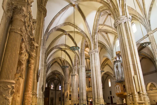 Kathedraal nave, een ruimte met gotische kolommen — Stockfoto