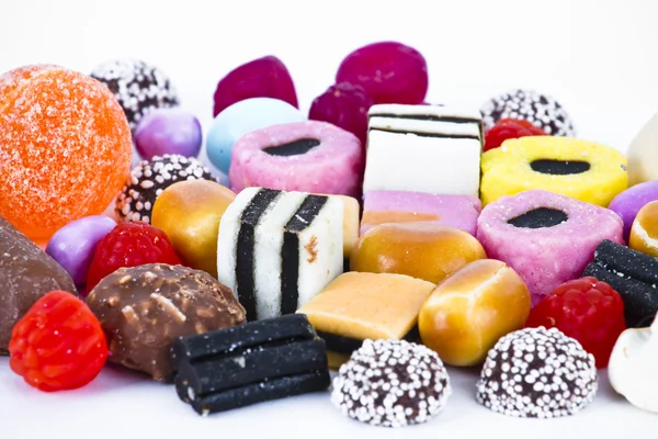 Veel snoep op witte background.candy kleuren — Stockfoto