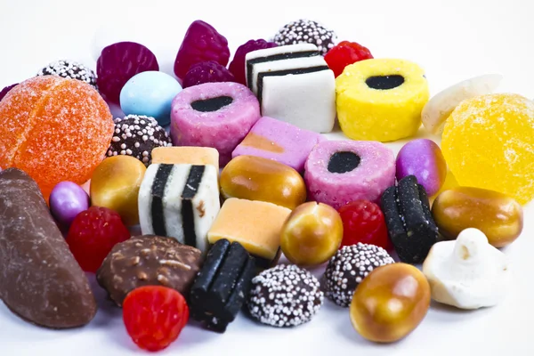 Mnoho cukroví na bílé background.fruit občerstvení — Stock fotografie