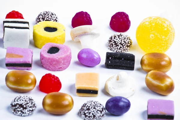 Wiele cukierki na przekąski background.fruit biały — Zdjęcie stockowe