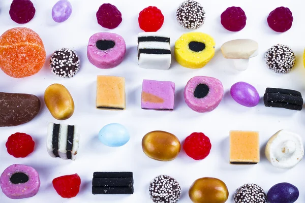 Muchos dulces sobre fondo blanco.Colores dulces — Foto de Stock