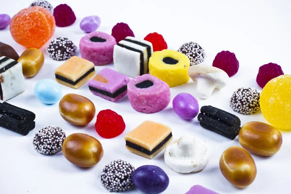 Muchos dulces sobre fondo blanco.Snacks de frutas —  Fotos de Stock
