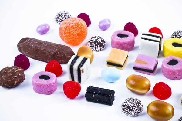 Mnoho cukroví na bílé background.fruit občerstvení — Stock fotografie