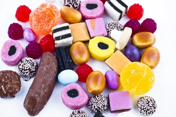 Viele Süßigkeiten auf weißem Hintergrund. — Stockfoto