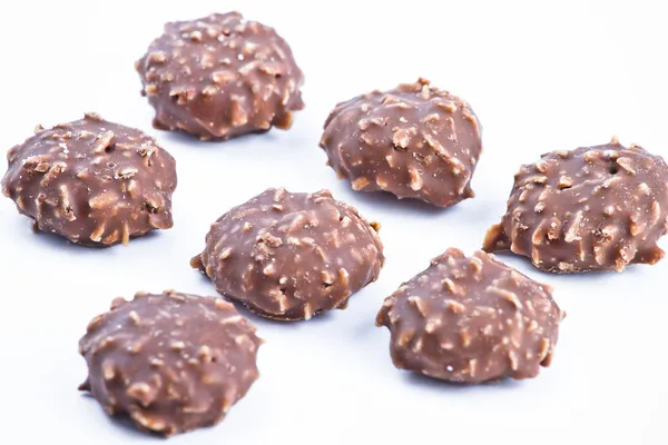 Köstliche Schokoladenpralinen auf weißem Hintergrund. — Stockfoto