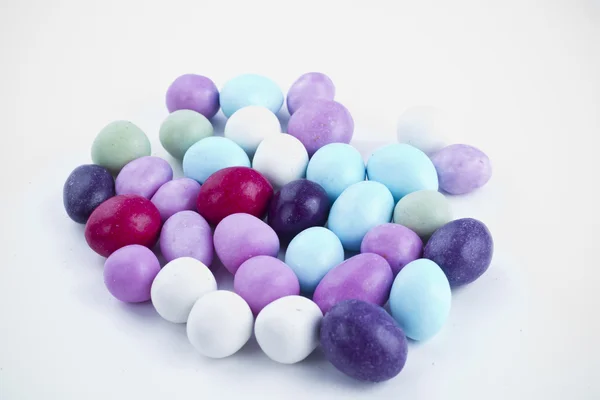 Viele Süßigkeiten auf weißem Hintergrund. Bonbonfarben — Stockfoto