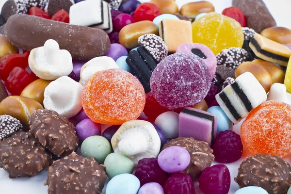 Molte caramelle su sfondo bianco. snack di frutta — Foto Stock