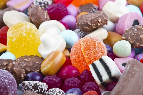 Süßigkeitenberg auf weißem Hintergrund. — Stockfoto