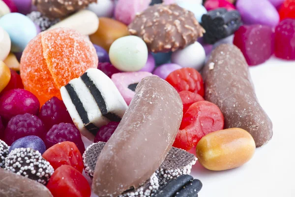 Muchos dulces sobre fondo blanco.Snacks de frutas —  Fotos de Stock