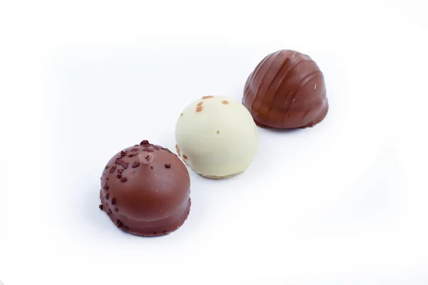 Deliciosos pralinés de chocolate oscuro, leche y blanco . —  Fotos de Stock