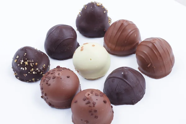 Heerlijk donker, melk en witte chocolade truffels. — Stockfoto