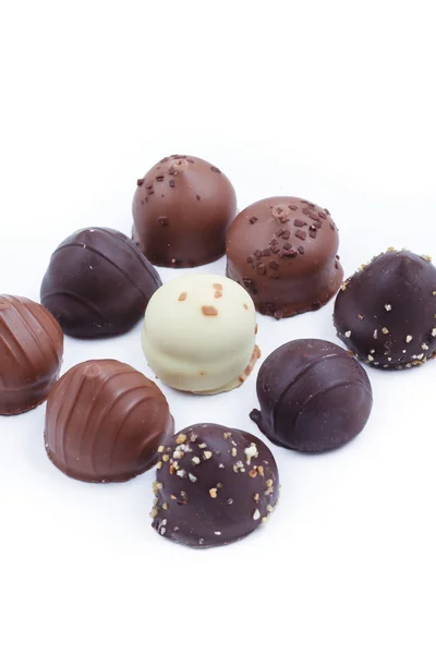 Deliciosos pralinés de chocolate oscuro, leche y blanco . — Foto de Stock