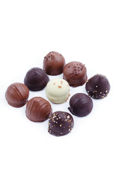 Deliciosos pralinés de chocolate oscuro, leche y blanco . —  Fotos de Stock