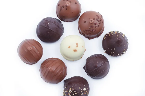 Uma coleção de chocolates misturados e trufas — Fotografia de Stock