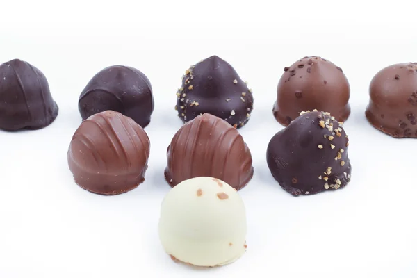 Köstliche dunkle, milchige und weiße Schokoladenpralinen. — Stockfoto