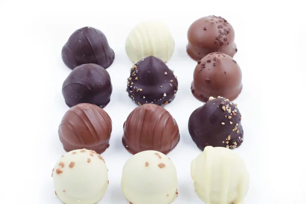 Lezzetli dark, süt ve beyaz çikolata truffles. — Stok fotoğraf