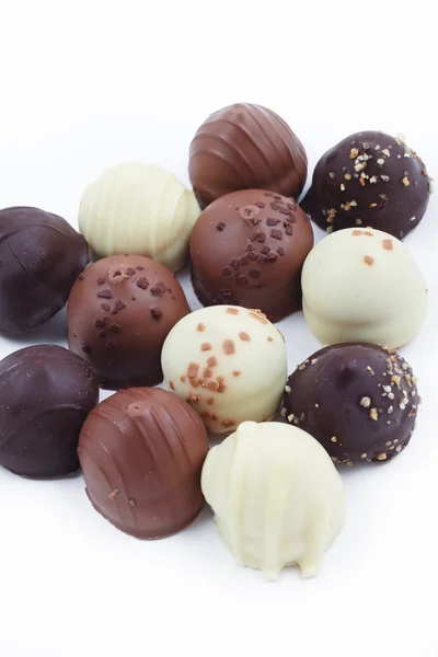 Köstliche dunkle, milchige und weiße Schokoladenpralinen. — Stockfoto