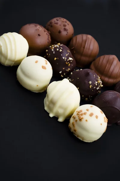 Deliciosos pralinés de chocolate oscuro, leche y blanco . — Foto de Stock