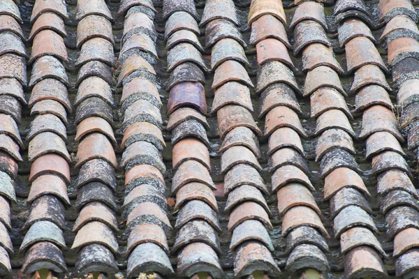 Антична черепиця на даху, архітектура Іспанії — стокове фото
