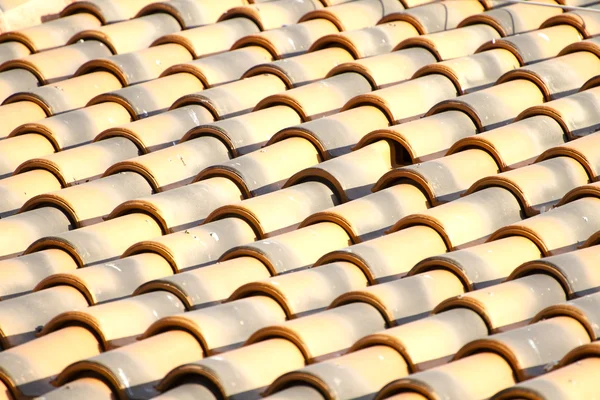 Nuevos azulejos del techo naranja detalle de cerca — Foto de Stock