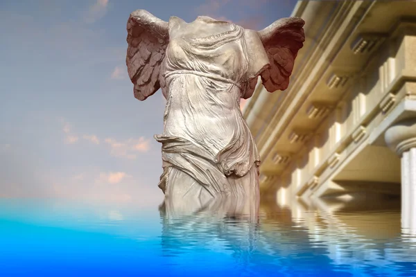 Sieg der antiken Kunst von Samotracia spiegelt sich in einer ruhigen See wider. — Stockfoto