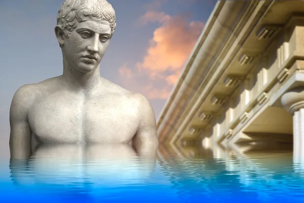 Griechische Skulptur antike Kunst spiegelt sich in einer ruhigen See wider. — Stockfoto