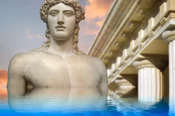 Statue des Herkules antike Kunst spiegelt sich in einem ruhigen Meer. — Stockfoto
