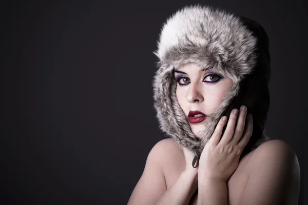 Porträt einer Frau, die sich im Winter kalt fühlt — Stockfoto