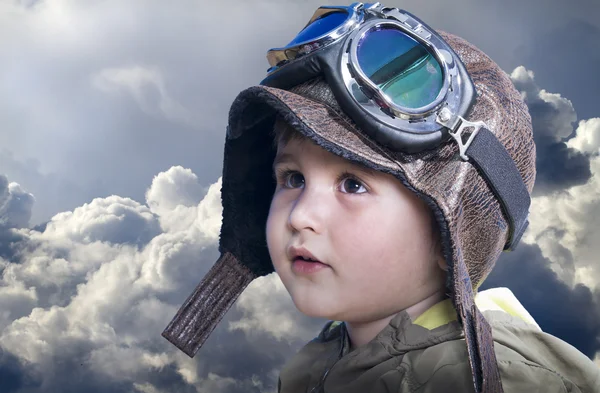 Małe, słodkie dziecko marzy o zostaniu pilotem. strój pilota, kapelusz — Zdjęcie stockowe