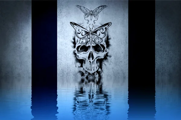 在水中的蓝色墙壁反射的骷髅纹身 — 图库照片