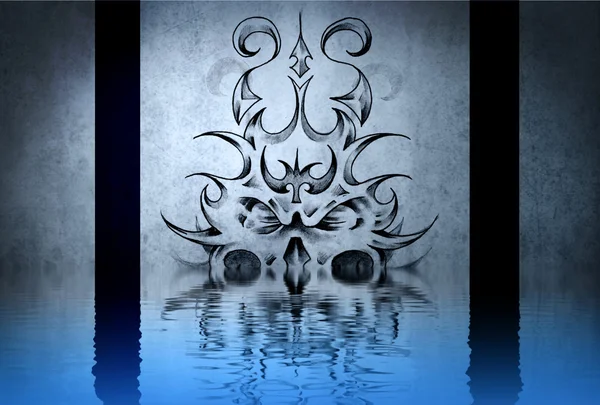 Tatuaggio gargoyle in pietra su riflessi di parete blu in acqua — Foto Stock