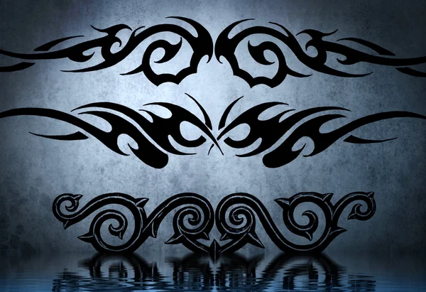 Black tribal armband with water reflection. Tattoo design over b — Stock Photo, Image