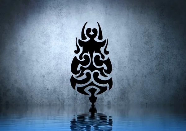 Máscara tribal negra con reflejo de agua. Diseño del tatuaje sobre azul —  Fotos de Stock