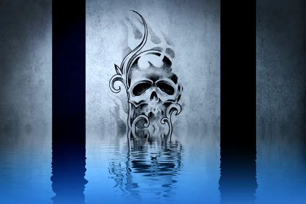 Tatuaje de cráneo en reflejos de pared azul en el agua —  Fotos de Stock