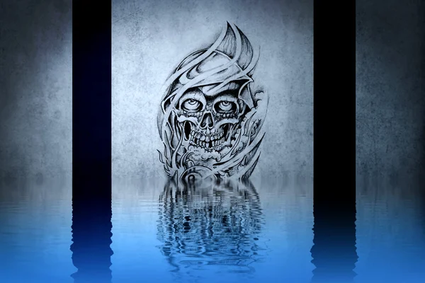 Mooie tatoeage puttend uit blauwe muur reflecties in het water — Stockfoto