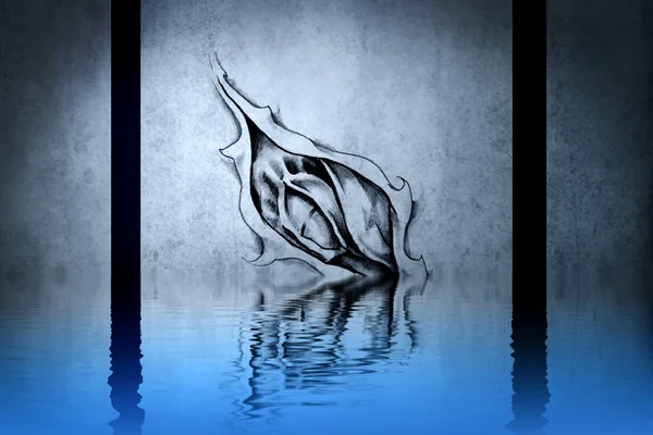 Krásné tetování na modré zdi odrazy ve vodě — Stock fotografie