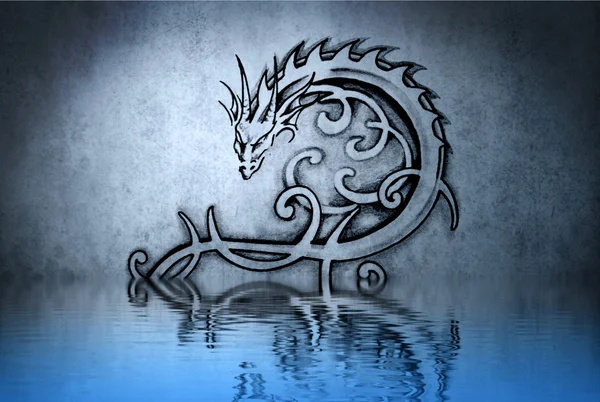 Bonito desenho de tatuagem em reflexos de parede azul na água — Fotografia de Stock
